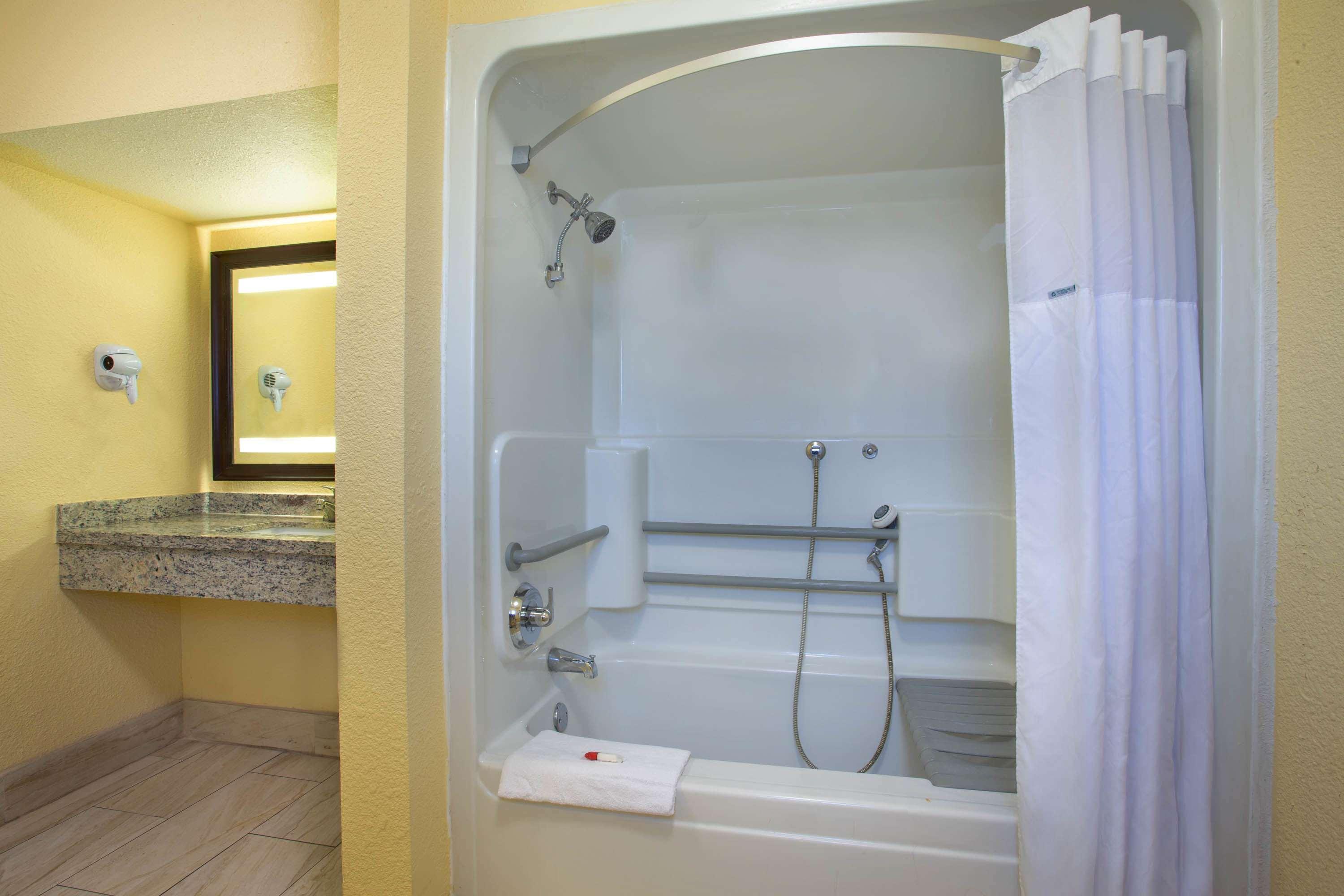 Days Inn By Wyndham Airport - فينيكس المظهر الخارجي الصورة
