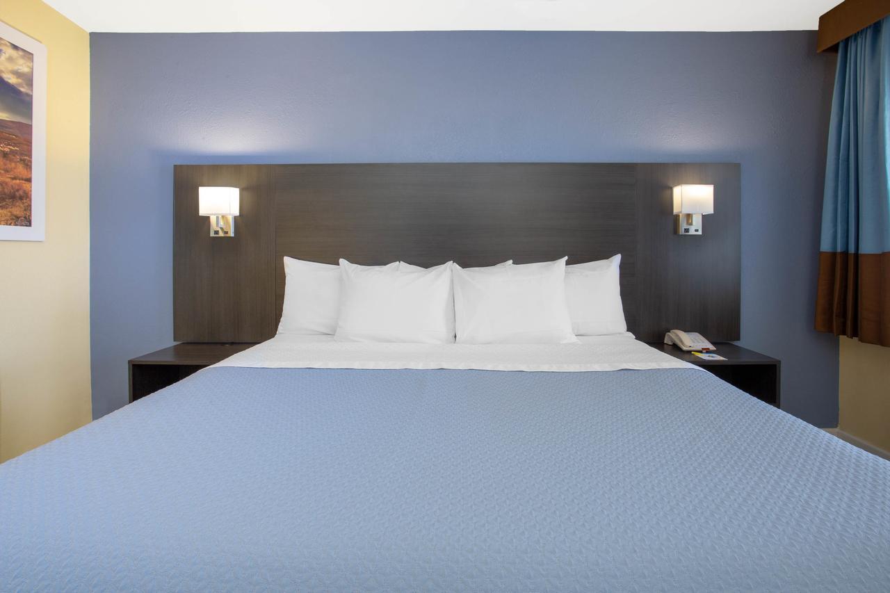 Days Inn By Wyndham Airport - فينيكس المظهر الخارجي الصورة