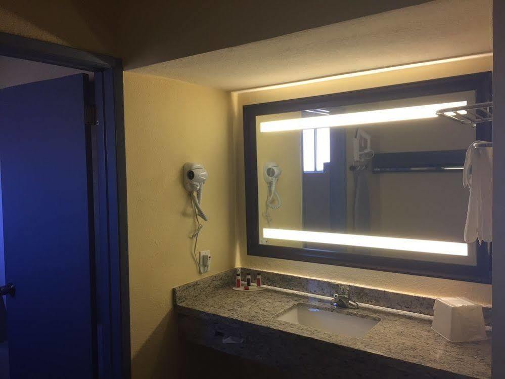Days Inn By Wyndham Airport - فينيكس المظهر الخارجي الصورة