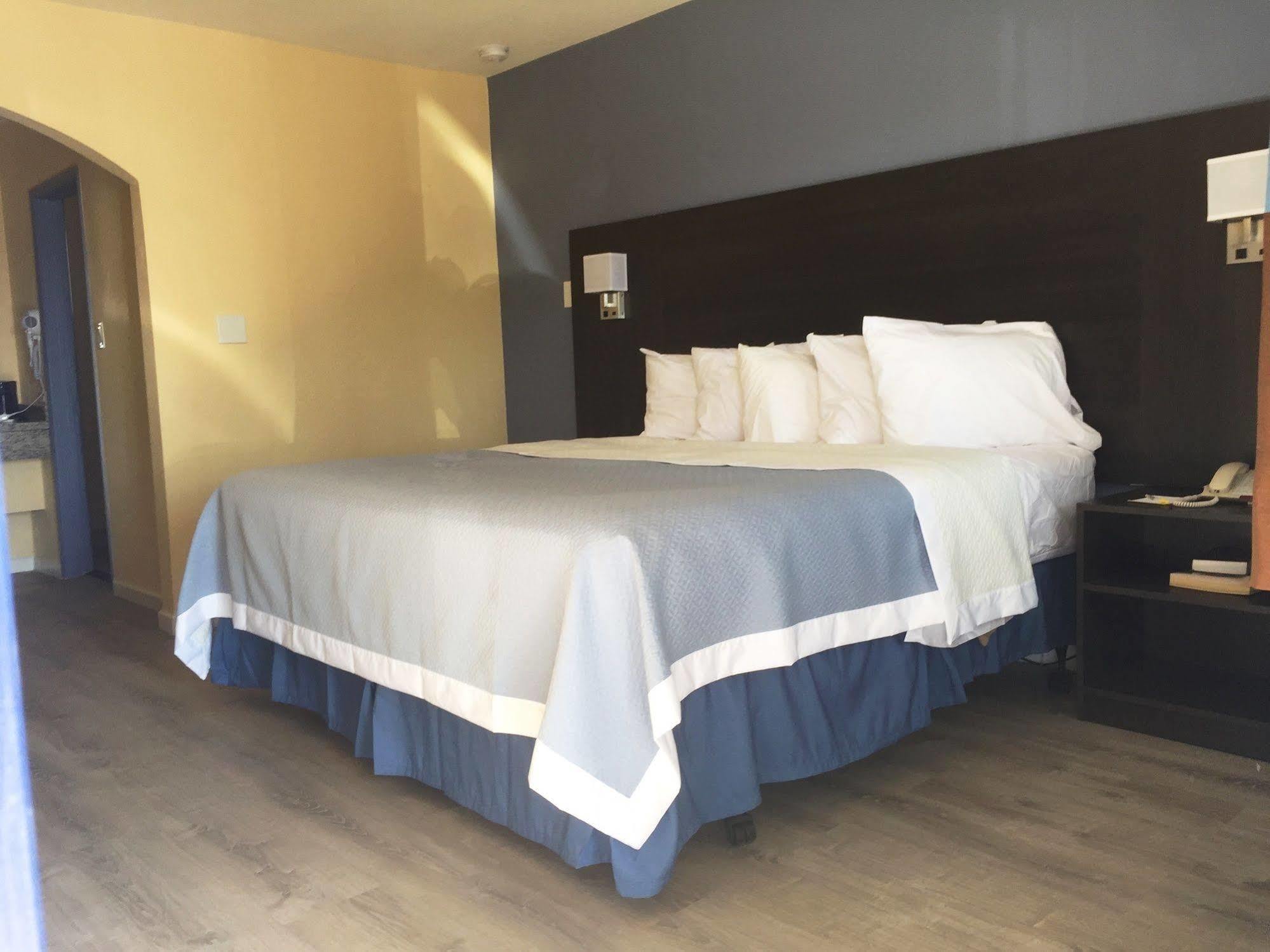 Days Inn By Wyndham Airport - فينيكس المظهر الخارجي الصورة